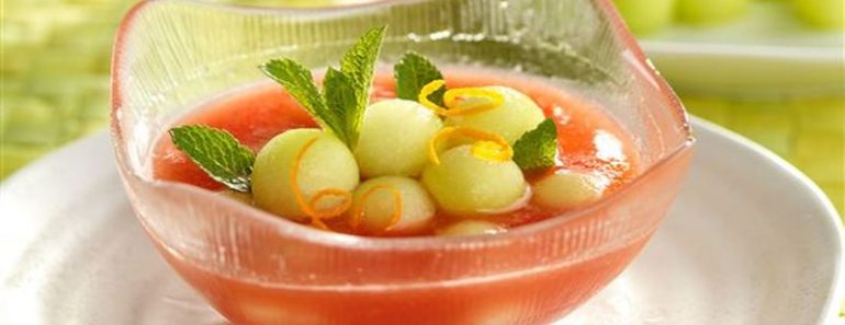 Gazpacho de sandía y melón con virutas de naranja